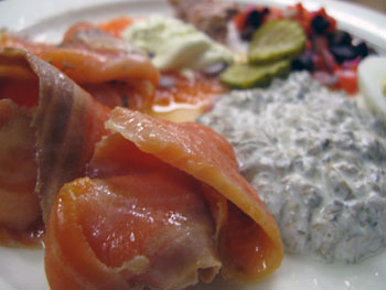 Sienisalaattia alkuruokalautasella