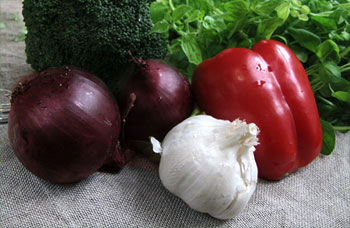 Valkosipulia, punasipulia, paprikaa ja muita vihanneksia