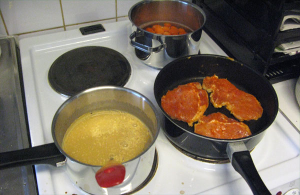 Ruoanvalmistusta hellalla